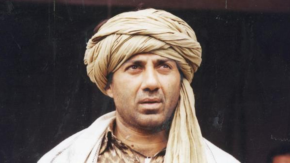 কিন্তু সানির এ বার মনে হতে থাকে সুনীল অন্য ছবি নিয়ে ব্যস্ত। তাই তিনি ‘লন্ডন’-এর দিকে মন দিচ্ছেন না। তিনি আরও একবার পরিচালক পরিবর্তন করেন।