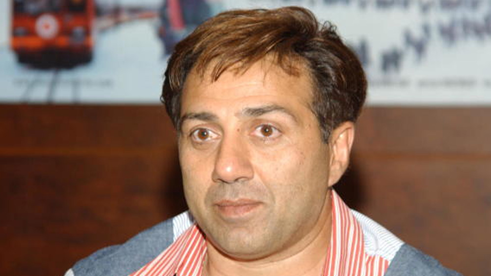 কিন্তু বলিউডের কোনও পরিচালকের উপরই ভরসা করতে পারছিলেন না সানি। তিনি ঠিক করেন অর্ধসমাপ্ত ‘লন্ডন’-এর কাজ সম্পূর্ণ করবেন তিনি নিজেই।