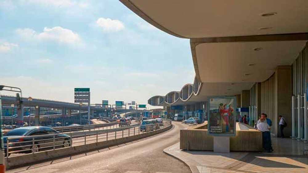 ১৯৮৮ সালের ২৬ অগস্ট থেকে ২০০৬ সালের জুলাই পর্যন্ত তিনি ফ্রান্সের শার্লে দি গৌলে বিমানবন্দরে থেকেছেন। থাকা, খাওয়া, পড়াশোনা সব কিছুরই সঙ্গী ছিল এই বিমানবন্দর।