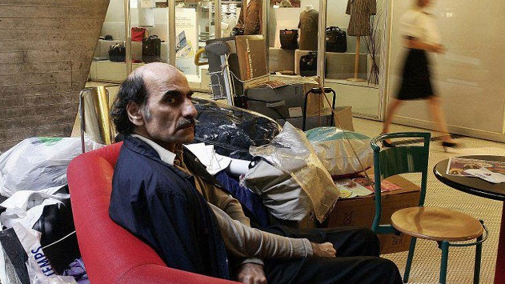 তাঁকে অন্যত্র সরিয়ে নিয়ে যাওয়ার জন্য মামলাও হয়। কিন্তু ২০০৬ সালের জুলাইয়ে তিনি অসুস্থ হয়ে হাসপাতালে ভর্তি না হওয়া পর্যন্ত কেউ তাঁকে বিমানবন্দর থেকে অন্যত্র সরিয়ে নিয়ে যেতে পারেননি।