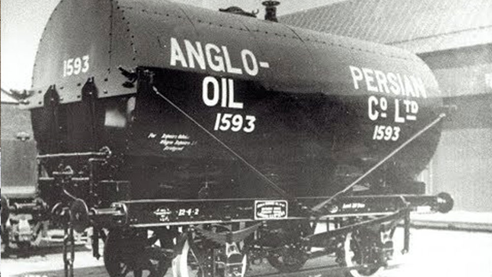 নাসেরির জন্ম ইরানে। বাবা ছিলেন ইরানের অ্যাংলো-পার্সিয়ান তেল কোম্পানির চিকিত্সক। মায়ের জন্ম স্কটল্যান্ডে। তিনিও কর্মসূত্রে এই কোম্পানিতে নার্স ছিলেন।