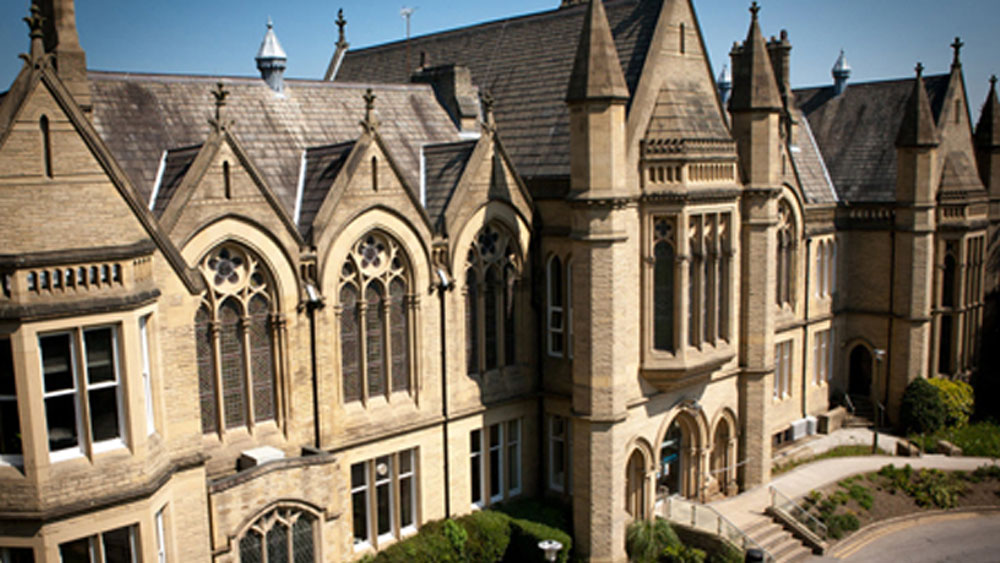 ১৯৭৩ সালে ইউনির্ভাসিটি অব ব্রাডফোর্ড থেকে ৩ বছরের একটি কোর্স করার জন্য তিনি ব্রিটেনে আসেন। তারপর ফের ইরানে ফিরে যান।