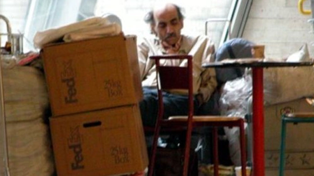 ১৯৭৭ সালে নাসেরি দাবি করেন, ইরানের শেষ রাজা মহম্মদ রেজা শাহের বিরুদ্ধে সোচ্চার হওয়ায় তাঁকে ইরান থেকে বার করে দেওয়া হয়। তারপর একাধিক দেশের নাগরিকত্বের জন্য আবেদন জানান তিনি। তবে তাঁর আবেদন গৃহীত হয়নি।