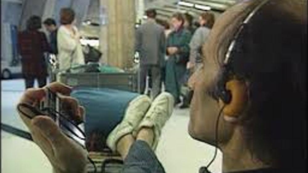 ১৯৮৮ সালে লন্ডনে যাওয়ার জন্য ফ্রান্স থেকে বিমানে ওঠেন তিনি। লন্ডনে অবতরণের পর ইমিগ্রেশন অফিসারদের কাছে নিজের পাসপোর্ট দেখাতে পারেননি। ফলে বিমানবন্দর থেকেই তাঁকে ফ্রান্সে পাঠিয়ে দেওয়া হয়। সেখানেই তিনি গ্রেফতার হন।