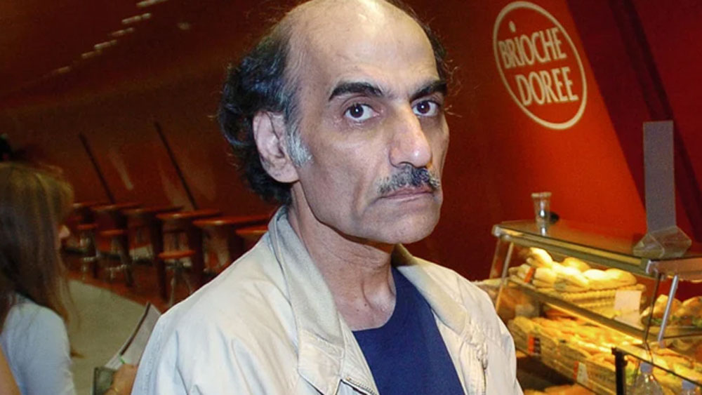 তিনি দাবি করেছিলেন, লন্ডনের জন্য বিমান ধরার সময় তাঁর ব্যাগ চুরি হয়ে যায়। সেই ব্যাগেই পাসপোর্ট-সহ যাবতীয় জরুরি নথি ছিল।