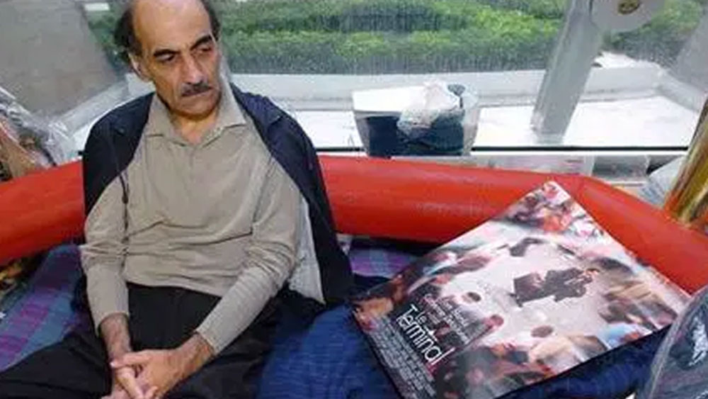 এর পর হাসপাতাল থেকে তাঁর দায়িত্ব নেয় ফ্রান্সের রেড ক্রস। হাসপাতাল থেকে ছাড়া পাওয়ার পর কিছু দিন তাঁকে বিমানবন্দরের কাছে একটি হোটেলে রাখা হয়। পরে তাঁকে অভিবাসীদের একটি হোমে নিয়ে যাওয়া হয়।