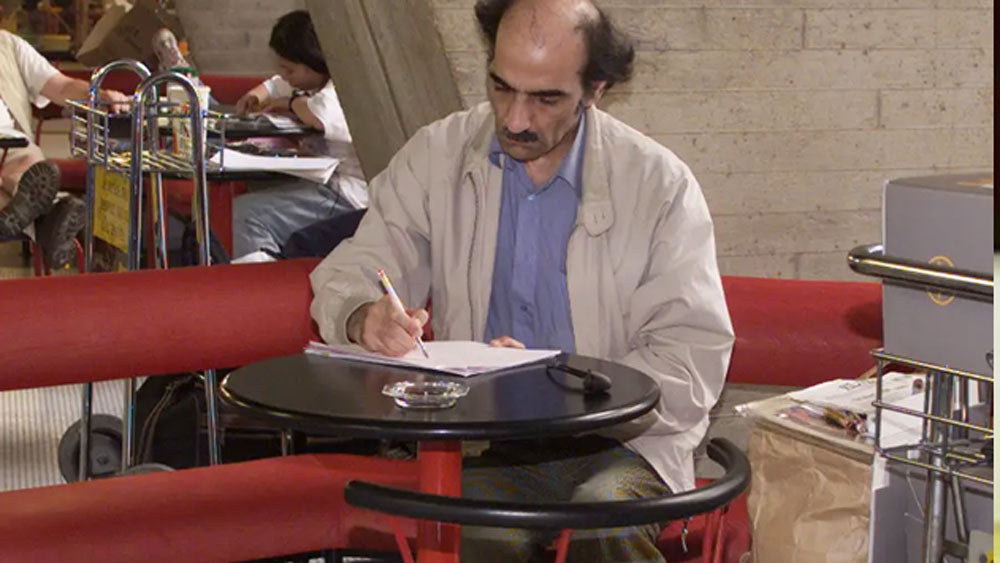 বিমানবন্দরের এক নম্বর টার্মিনালে দীর্ঘ ১৮ বছর তিনি পড়াশোনা করে, ডায়েরি লিখে কাটিয়েছেন। বিমারবন্দরের কর্মীদের কাছ থেকেই খাবার খেতেন, তাঁদের সঙ্গে বসেই গল্প করতেন।