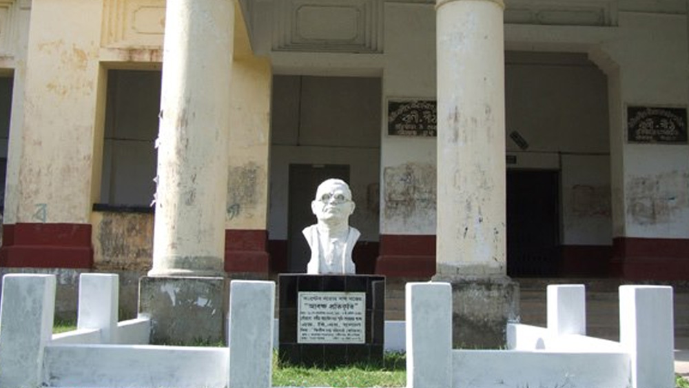 র‌্যাডিক্যাল ইনসিওরেন্স কোম্পানি, ইন্ডিয়ান রিসার্চ ইনস্টিটিউট, ভারতী প্রিন্টিং অ্যান্ড পাবলিশিং, নবশক্তি নিউজপেপার্স কোম্পানি-সহ বিভিন্ন সংস্থার সঙ্গে যুক্ত ছিলেন নরেন্দ্রনাথ দত্ত। বিধানচন্দ্র রায়ের সঙ্গে তাঁর সুসম্পর্ক বজায় ছিল জীবনভর। মন্ত্রিসভায় যোগ দেওয়ার জন্য তাঁকে আমন্ত্রণও জানান বাংলার প্রাক্তন মুখ্যমন্ত্রী প্রয়াত বিধানচন্দ্র রায়। কিন্তু সেই অনুরোধ বিনীতভাবে ফিরিয়ে দেন নরেন্দ্রনাথ। সক্রিয় রাজনীতি থেকে দূরে থেকে জনকল্যাণে কাজ করে যাওয়াই ছিল তাঁর জীবনচর্যা।