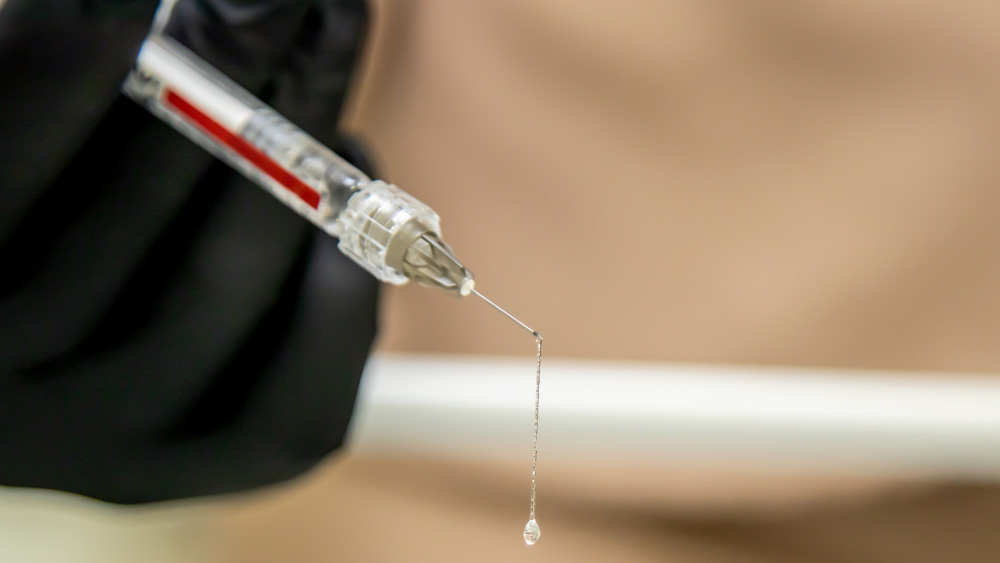 অনাড়ম্বর জীবন কাটানো এই কর্মযজ্ঞের পুরোহিত প্রয়াত হন ১৯৪৯ সালের ৭ এপ্রিল। হৃদরোগে আক্রান্ত হয়ে মৃত্যুর আগের মুহূর্ত অবধি তিনি কাজ করে গিয়েছেন। চলে যাওয়ার দিনও সকাল থেকে দুপুর অবধি কাজ করে গিয়েছেন বেঙ্গল ইমিউনিটি কোম্পানি লিমিটেডের তৎকালীন ম্যানেজিং ডিরেক্টর নরেন্দ্রনাথ দত্ত। বয়স হয়েছিল ৬৩ বছর। তাঁর হাতে নতুন জীবন পাওয়া সংস্থা ‘বেঙ্গল ইমিউনিটি’ সাহায্য করেছিল যুগান্তকারী টিকা আবিষ্কারের ক্ষেত্রে। গুরুত্বপূর্ণ ড্রাগ যাতে সুলভে বাজারে পাওয়া যায়, সে দিকেও নজর ছিল এই সংস্থার। ক্রান্তীয় এলাকার রোগে কার্যত ধন্বন্তরি হিসেবে গুরুত্ব পাওয়া বেঙ্গল ইমিউনিটির অ্যান্টি টক্সিনের কার্যকারিতা মুগ্ধ ও বিস্মিত করত ইউরোপীয়দেরও। বেঙ্গল ইমিউনিটিই প্রথম বাণিজ্যিক ভাবে বাজারে এনেছিল সিরাম।