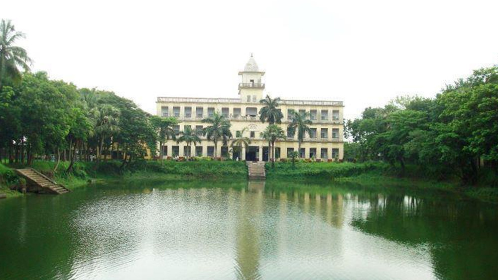 তবে এই সংস্থার বাইরে ক্যাপ্টেন নরেন্দ্রনাথ দত্ত ছড়িয়ে আছেন অন্যত্রও। নিজের ছাত্রাবস্থার কষ্টের কথা মনে রেখে জন্মস্থান কুমিল্লার শ্রীকাইল গ্রামে স্কুল এবং কলেজ প্রতিষ্ঠা করেছিলেন তিনি। কিন্তু ১৯৪৭ সালে স্বাধীনতার পরে স্কুলটি বন্ধ হওয়ার উপক্রম হয়। খবর পেয়ে নরেন্দ্রনাথ নিজে শ্রীকাইলে যান। নিজের জীবনের সর্বস্ব দিয়ে তৈরি করেন স্কুলের ট্রাস্টিবোর্ড। যাতে ভবিষ্যতে এই প্রতিষ্ঠানের যাত্রাপথ সুগম থাকে।