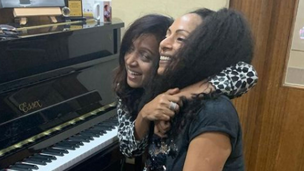 শ্বেতার জন্ম মুম্বইয়ে এক দক্ষিণ ভারতীয় পরিবারে। মা ছিলেন ক্লাসিক্যাল সঙ্গীতে প্রশিক্ষিত। ছোট থেকে তাই সুরের সঙ্গেই বড় হয়ে উঠেছেন তিনি।