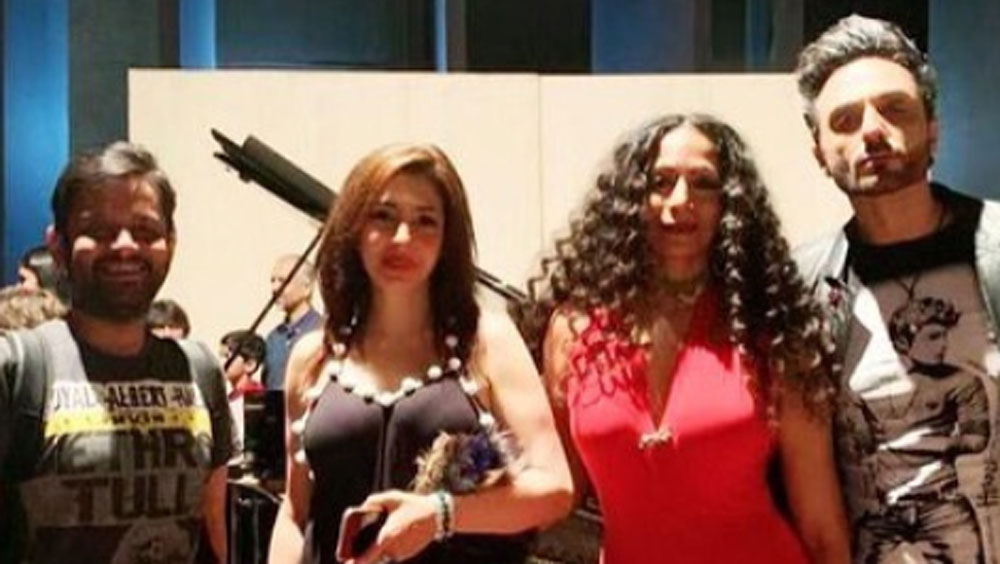 মায়ের সঙ্গে ক্লাসিক্যাল গানে প্রশিক্ষণ নিলেও তাঁর ঝোঁক ছিল ইংরেজি গানে। কলেজে এক গানের প্রতিযোগিতায় তাঁর গান নজর কাড়ে কোরিওগ্রাফার শামক দাভরের। তাঁর এক অনুষ্ঠানে শ্বেতাকে পারফর্মের সুযোগ দেন তিনি।