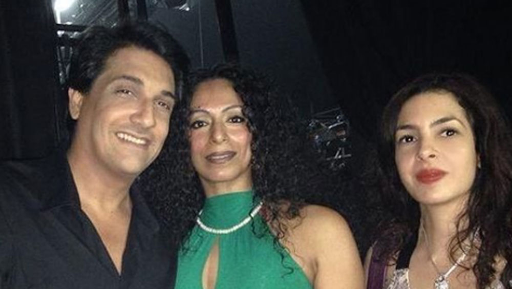 দ্বিধায় পড়ে যান শ্বেতা। এক দিকে কলেজের তৃতীয় বর্ষের পরীক্ষা, অন্য দিকে কেরিয়ার শুরু করার সুবর্ণ সুযোগ। এই সুযোগ হাতছাড়া করাটা ঠিক হবে না বুঝেছিলেন। তাই কলেজে ৩ বছরের পরিশ্রমকে জলাঞ্জলি দিয়ে শামকের প্রস্তাব গ্রহণ করে নেন।