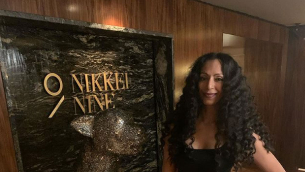 ওই প্রজেক্টে তাঁকে গোয়ায় লাইভ পারফর্ম করতে হয়েছিল। ইংরেজি গানেই পারফর্ম করেছিলেন তিনি। তাঁর কণ্ঠস্বর, তাঁর স্টাইল পছন্দ হয়ে যায় বলি ইন্ডাস্ট্রির। তাঁকে হিন্দি অ্যালবামের অফার দেওয়া হয়। ইংরেজিতে গান গাইতে অভ্যস্ত শ্বেতা প্রথমে হিন্দি গান গাওয়া নিয়ে চিন্তিত ছিলেন।