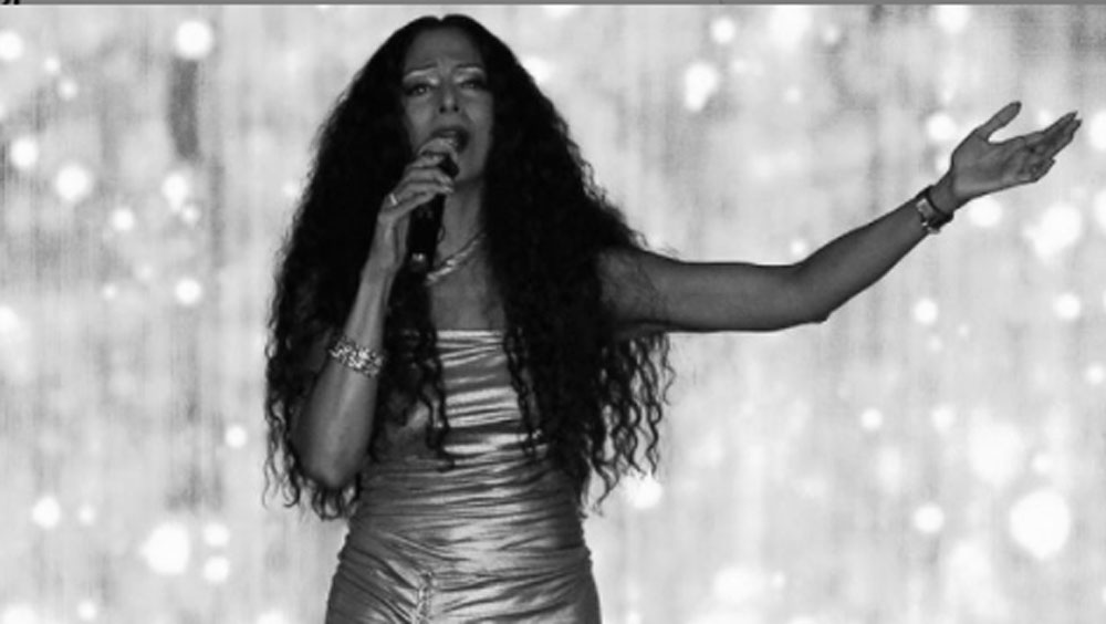 স্বামীর সঙ্গে অশান্তিও লেগে থাকত নানা বিষয়ে। বিয়ের ৫ বছরের মধ্যেই তাঁদের বিচ্ছেদ হয়ে যায়। তারপর এক জার্মান বন্ধুর পরামর্শে তিনি সেখানে যোগ প্রশিক্ষণ দিতে শুরু করেন।