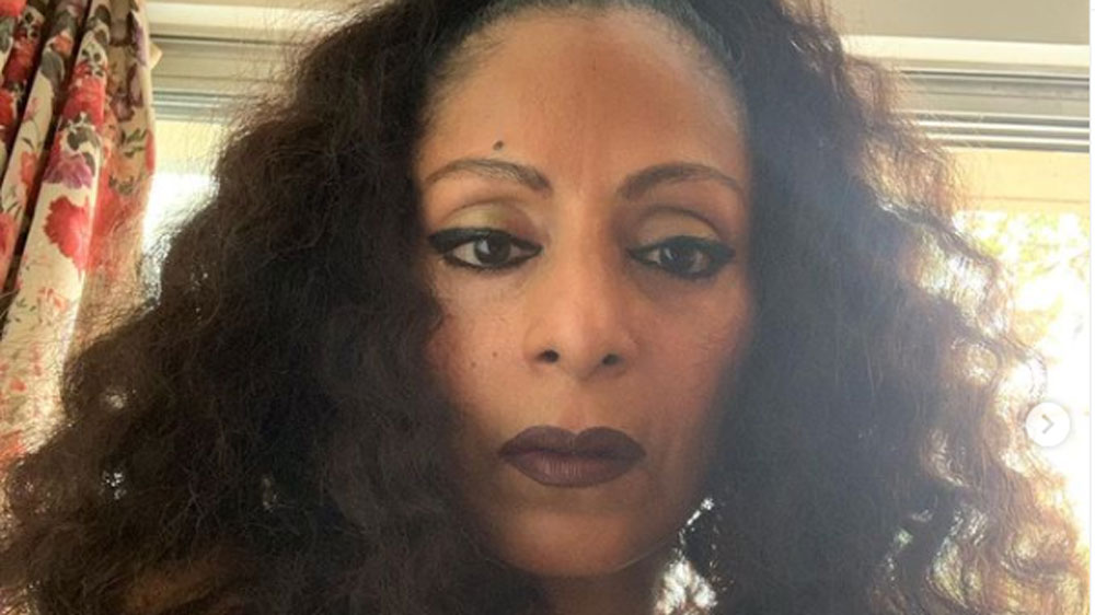 পারিবারিক সূত্রে ছোটবেলা থেকে গানের পাশাপাশি যোগেও প্রশিক্ষিত ছিলেন তিনি। সেটাকেই উপার্জনের রাস্তা হিসাবে বেছে নেন। পাশাপাশি বলিউডেও কামব্যাকের চেষ্টা করছিলেন। কিন্তু এটা জেনে অবাক হয়েছিলেন যে বলিউডের রাস্তা তাঁর জন্য পুরোপুরি বন্ধ হয়ে গিয়েছিল। বলিউডে তাঁর প্রবেশে নিষেধাজ্ঞা জারি করেছিল ‘বলি মাফিয়া’রা।