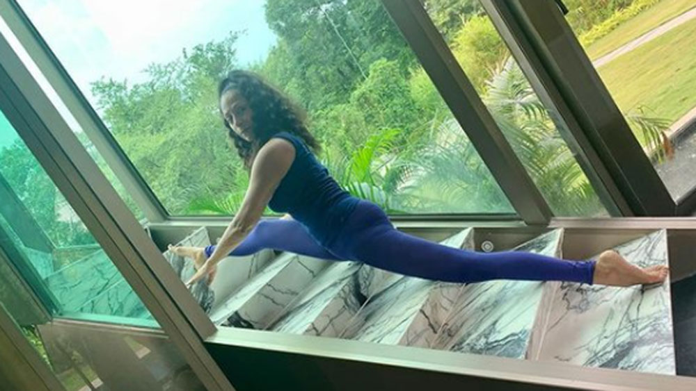 বলিউডে মাফিয়া-রাজের কথা অজানা নয়। নয়ের দশকে দাঁড়িয়ে সেই মাফিয়া-রাজের দিকেই অভিযোগের আঙুল তুলেছিলেন তিনি। তাই শ্বেতা যাতে এখানে কোনও কাজ না পান তার হুমকিও দিয়ে রেখেছিল তারা।