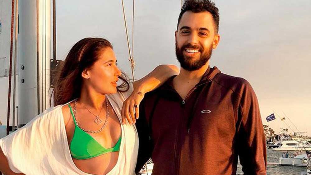 ২০১৮ সালে নার্গিস ইনস্টাগ্রামে আমেরিকার পরিচালক ম্যাট আলোঞ্জোর সঙ্গে নিজের সম্পর্কের কথা জানান। অন্যদিকে ৪৮ বসন্ত পেরিয়ে উদয় ব্যক্তিগত জীবনে এখনও একা। কেরিয়ারের পথেও তিনি কার্যত বিস্মৃত। সোশ্যাল মিডিয়া থেকে নিজের দূরত্ব বাড়িয়ে ফেলেছেন অনেকটাই। কেরিয়ার এবং সম্পর্ক, দু’দিকেই ধাক্কা খেয়ে ‘মহাব্বতেঁ’-এর নায়ক চলে গিয়েছেন প্রচারের অন্তরালে।