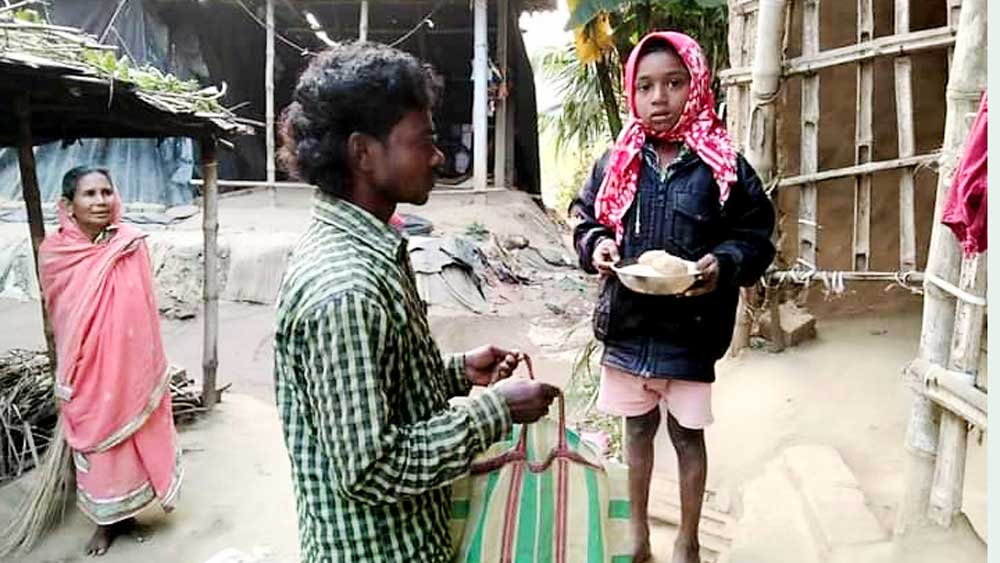 খানাকুলে খাদ্যসামগ্রী সংগ্রহ করছেন এক বামকর্মী। — নিজস্ব চিত্র।