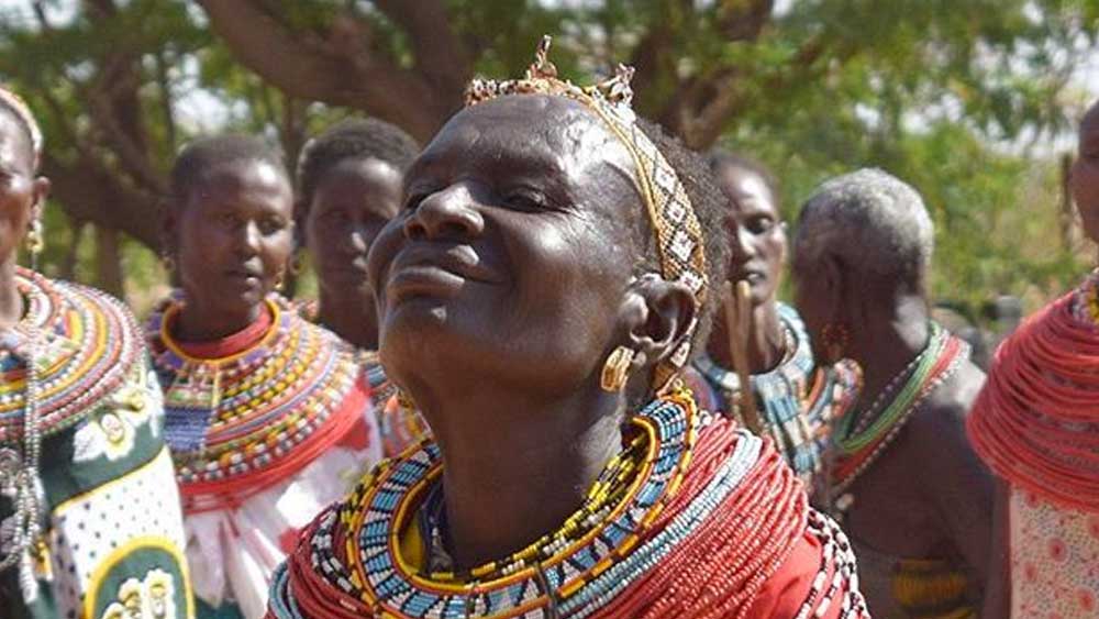 বিশ্বের অন্যান্য প্রান্তের নানা আদিবাসী মহিলাদের মতো সাম্বুরু মহিলারাও সমাজের পিছিয়ে পড়া সারিতে ছিলেন। তাঁদের গণ্য করা হত দ্বিতীয় শ্রেণির নাগরিক হিসাবে। সাম্বুরুর পুরুষতান্ত্রিক সমাজে মহিলাদের প্রায় নিজেদের ইচ্ছামতো ব্যবহার করতেন পুরুষেরা।