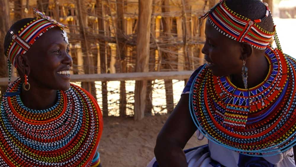 এই নির্যাতন সহ্য করতে করতে এক সময় দেওয়ালে পিঠ থেকে গিয়েছিল সাম্বুরু মহিলাদের। গড়ে উঠল উমোজা— মহিলাদের নিজস্ব গ্রাম। যেখানে পুরুষের প্রবেশ সম্পূর্ণ নিষিদ্ধ।