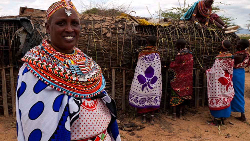 এক সময় একসঙ্গে প্রায় দেড় হাজার সাম্বুরু মহিলা ধর্ষিতা হয়েছিলেন। স্বামীদেরও তাঁরা পাশে পাননি। স্বামীরা উল্টে তাঁদের বাড়িছাড়া করেছিলেন। সেই দলে রেবেকাও ছিলেন। এমন আশ্রয়হীন ১৫ জন মহিলাকে নিয়েই নিজেদের জন্য আশ্রয় গড়ে তোলেন রেবেকা।