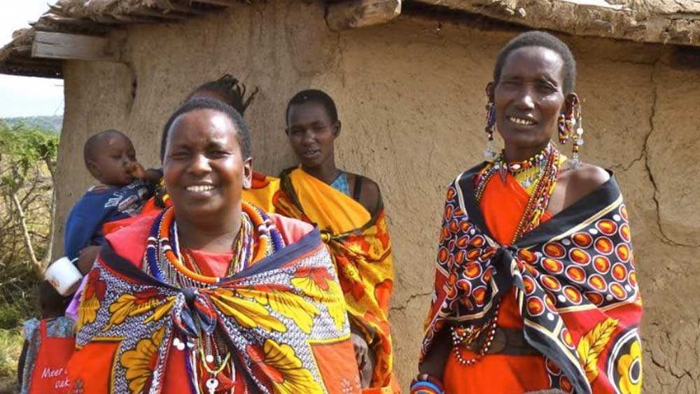 এমন নয় যে উমোজার মহিলারা বাইরে বার হন না। তাঁদের সমস্ত জায়গায় যাওয়ার অনুমতি রয়েছে। বাজার করা, ঘুরে বেড়ানো সবই করে থাকেন। তাঁদের কথা দ্রুত সারা বিশ্বে ছড়িয়ে পড়ল। পর্যটকদের অন্যতম আকর্ষণের স্থান হয়ে উঠল উমোজা।