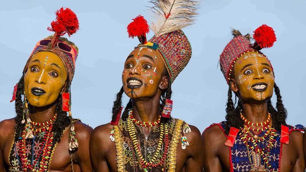 উমোজার বাড়তে থাকা জনপ্রিয়তা আরও হিংসার কারণ হয়ে দাঁড়াতে থাকে পুরুষদের কাছে। একাধিকবার তাঁদের গ্রামে আক্রমণ করে ঘর-বাড়ি ভেঙে ফেলা হয়। মামলা করে মহিলাদের দখলে থাকা ওই জমি ছিনিয়ে নেওয়ারও চেষ্টা হয়।