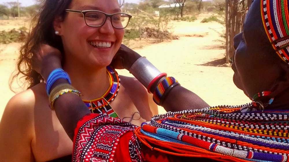 নিজেদের জমি কাঁটাতারের বেড়া দিয়ে ঘিরে রেখেছেন তাঁরা। তার ভিতরে মাটি, গোবর আর ঘাস দিয়ে ছোট ছোট ঘর বানিয়ে থাকেন। মহিলাদের অধিকার রক্ষার পাশাপাশি আরও বহু সামাজিক কাজে নিযুক্ত তাঁরা। অনাথ শিশুদের বড় করেন তাঁরা।