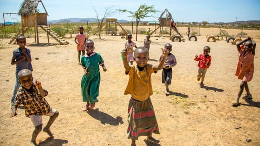 সাম্বুরুর শিশুরা যেখানে শৈশব কাটায় গবাদিপশু বিচরণ করিয়ে। উমোজার শিশুরা পড়াশোনা শেখে। উমোজাতে তাদের জন্য স্কুলও রয়েছে একটা।