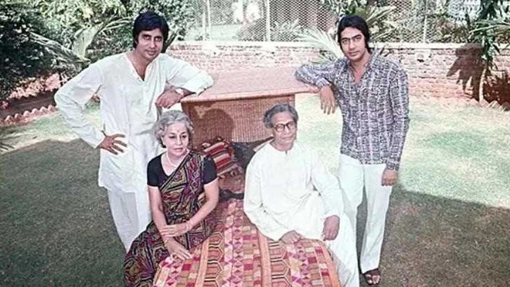 হরিবংশ এবং তেজী বচ্চনের দুই ছেলেরই পড়াশোনা নৈনিতালের শেরউড স্কুলে। অমিতাভ এবং অজিতাভের বয়সের ব্যবধান ছিল ৫ বছরের। অজিতাভ যখন দ্বাদশ শ্রেণিতে, অমিতাভ তখন কলেজের গণ্ডি পেরিয়ে গিয়েছেন।