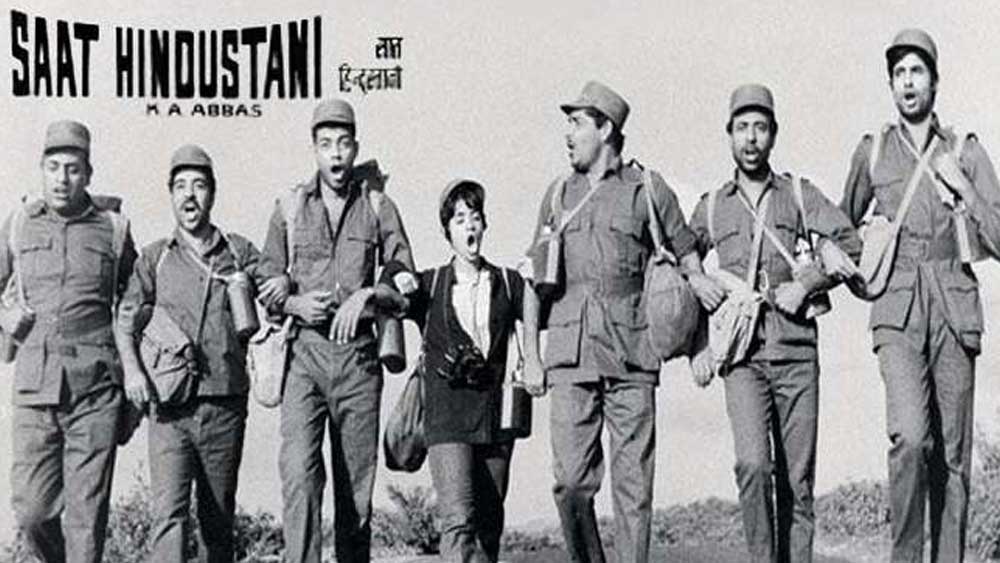 দাদা অমিতাভকে অভিনয়ের জন্য উৎসাহিত করেছিলেন অজিতাভই। তিনি বুঝতে পেরেছিলেন কলকাতায় চাকরি করলেও সেই জীবনে আনন্দ পাচ্ছেন না অমিতাভ। দাদার কিছু ছবি তিনি পাঠিয়েছিলেন প্রযোজকদের কাছে। কিন্তু প্রথমে ছবিগুলি বাতিল হয়ে যায়। পরে অবশ্য ওই ছবির দৌলতেই ‘সাত হিন্দুস্তানি’ ছবিতে সুযোগ পান অমিতাভ।