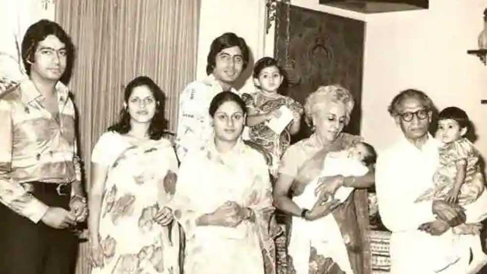 কেরিয়ারের স্বার্থে অমিতাভ মুম্বই চলে যাওয়ার পরেও অজিতাভ রয়ে গিয়েছিলেন কলকাতাতেই। কয়েক বছর স্ট্রাগলের পরে বলিউডে নিজের জায়গা তৈরি করেন অমিতাভ। সে সময় কলকাতার পাট চুকিয়ে অজিতাভও চলে যান মুম্বই। তিনি প্রথমে দাদার ম্যানেজার হিসেবে কাজ করতেন।