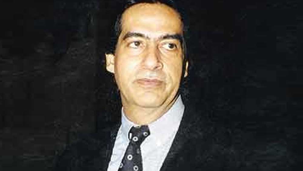 এর মধ্যেই বফর্স মামলায় জড়িয়ে যায় অমিতাভের নাম। তার আঁচ থেকে রেহাই পাননি অজিতাভও। তাঁর ব্যবসাও চলে আসে কড়া নজরদারির আওতায়। শোনা যায়, গা ঢাকা দেওয়ার জন্য সে সময় লন্ডন থেকে বেলজিয়ামে গিয়ে ছিলেন অজিতাভ। পরে অবশ্য এই মামলায় দুই ভাই-ই ক্লিনচিট পেয়ে যান।