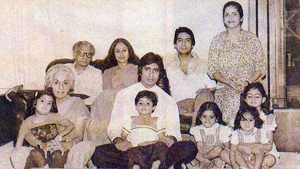 পরে এক সাক্ষাৎকারে অজিতাভ বলেছিলেন, তাঁদের মধ্যে দূরত্ব অনেক দিন এসে গিয়েছিল। কিন্তু বাবা হরিবংশ রাই বচ্চনকে দুঃখ দিতে চাইতেন না বলে তাঁরা সদ্ভাব রাখার অভিনয় করতেন। ২০০৩ সালে তাঁদের বাবার মৃত্যুর পরেই দু’জনে আলাদা হয়ে যান।