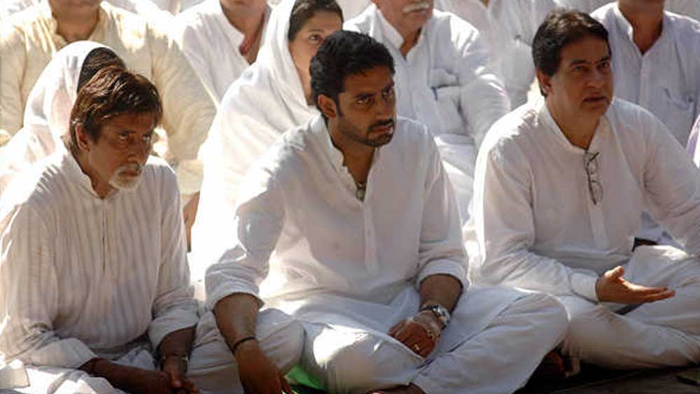 দূরত্ব এতটাই বেড়ে গিয়েছিল, অমিতাভের কোনও অনুষ্ঠানেও অজিতাভ আমন্ত্রিত থাকতেন না। অজিতাভ বলেছিলেন, তাঁদের মধ্যে দূরত্ব তৈরি হয়েছিল অর্থনৈতিক বিষয়কে কেন্দ্র করেও।