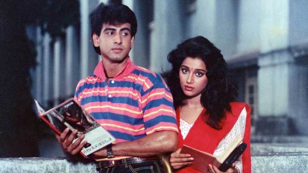 অথচ রাতারাতি জনপ্রিয় হয়ে ওঠা সেই অভিনেত্রী যেন রাতারাতিই হারিয়ে গেলেন বলিউড থেকে। প্রশ্ন জাগে, কেরিয়ারের শিখরে উঠেও কেন তিনি আড়ালেই থেকে গেলেন এতগুলো বছর?