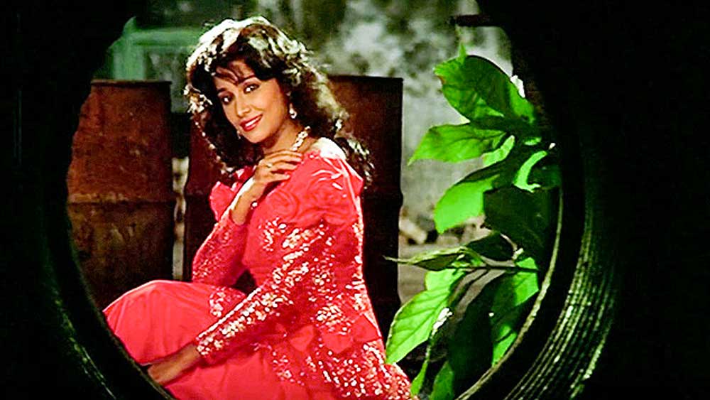 এমনকি বলিউডের সুপারহিট ছবি ‘বাজিগর’-এর অফারও তাঁকে দেওয়া হয়েছিল। কিন্তু সে সময় দক্ষিণী ফিল্মে ব্যস্ত থাকায় তিনি শাহরুখের সঙ্গে অভিনয়ের অফার ফিরিয়ে দিয়েছিলেন। এটা ছিল তাঁর কেরিয়ারের অন্যতম ভুল সিদ্ধান্ত।