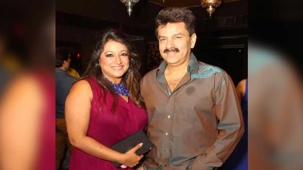 এক পার্টিতে ক্রিকেটার মনোজ প্রভাকরের সঙ্গে পরিচয় হয় তাঁর। মনোজ তখন বিবাহিত ছিলেন। কিন্তু তা জানা সত্ত্বেও মনোজের প্রেমে পড়েন তিনি। স্ত্রীকে ছেড়ে ফারহিনের সঙ্গে থাকতে শুরু করেন মনোজ।