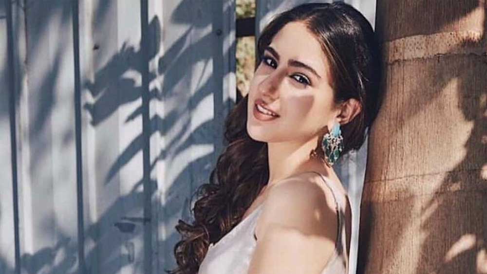 সারা স্কুলজীবনে মাঝে মাঝেই বেশ দুষ্টুমি করতেন। এক বার দুষ্টুমির জন্য বেজায় বকুনি খেয়েছিলেন। স্কুলের প্রিন্সিপাল নাকি সাসপেন্ড করার ভয়ও দেখিয়েছিলেন।