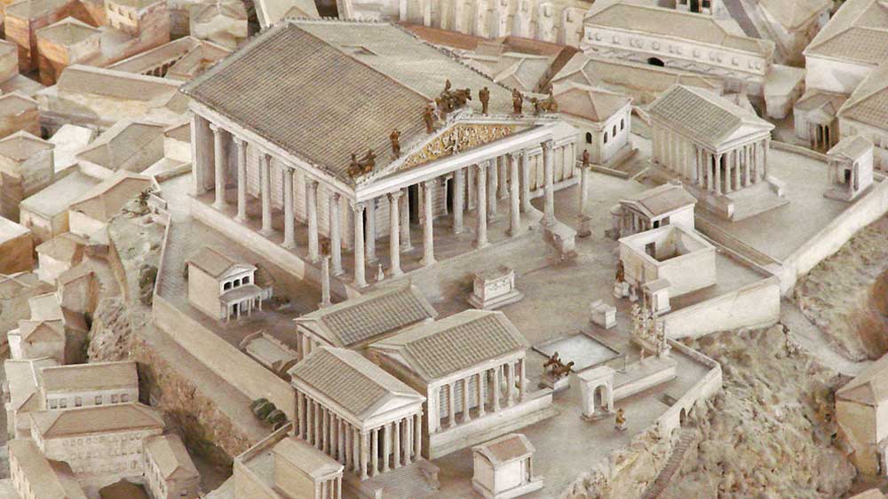 ‘ক্যাপিটল’ শব্দের মূল উৎস প্রাচীন ল্যাটিন ভাষা। ৭ পাহাড়ের শহর বলে বিখ্যাত রোমের একটি পাহাড় হল ‘কাপিতোলিন’। তার উপরেই খ্রিস্টের জন্মের ৫০৯ বছর আগে তৈরি হয়েছিল প্রাচীন রোমান দেবতা জুপিটারের মন্দির। রোমের সামাজিক ও রাজনৈতিক ইতিহাসে অত্যন্ত গুরুত্বপূর্ণ এই উপাসনালয়ের চারপাশের এলাকাকে বলা হত ‘এরিয়া কাপিতোলিনা’। সেখান থেকেই ইংরেজি শব্দভাণ্ডারে ঢুকে পড়েছে ‘ক্যাপিটল’।