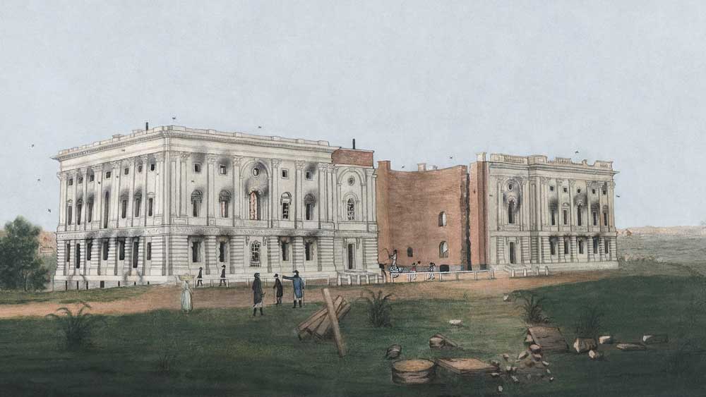 আমেরিকার গর্বের এই স্থাপত্যের উপরেও পড়েছে যুদ্ধের প্রভাব। ১৮১২ খ্রিস্টাব্দে যুদ্ধ শুরু হয়েছিল ব্রিটেন এবং আমেরিকার মধ্যে। যুদ্ধের জেরে ১৮১৪ খ্রিস্টাব্দে ব্রিটিশ বাহিনীর হাতে অগ্নিদগ্ধ হয় ক্যাপিটলের বেশ কিছুটা অংশ। ক্ষতির পরিমাণ আরও বাড়ত, যদি না অগ্নিকাণ্ডের মধ্যে ঝড় শুরু হত। ঝড়ের ফলে আগুন বশে আনতে সুবিধে হয়েছিল। ১৮১৫ থেকে শুরু করে ৪ বছরের মধ্যে আবার নতুন করে তৈরি করা হয় ঐতিহ্যবাহী এই স্থাপত্য।