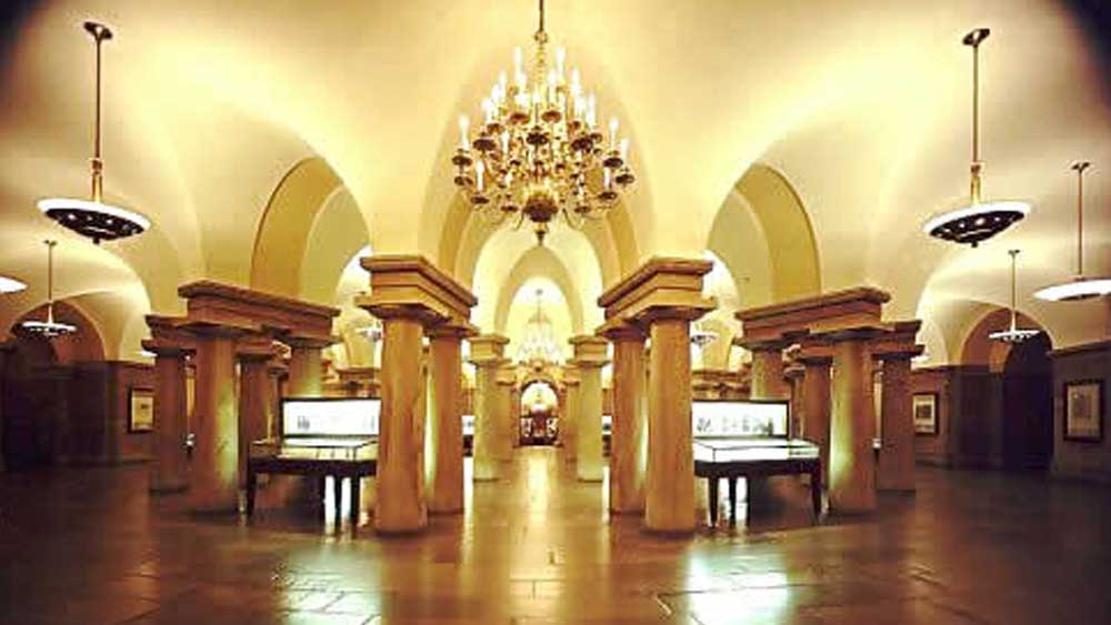 ক্যাপিটল-এর একতলায় একটি অংশকে বলা হল ‘ক্রিপ্ট’। নির্মাণের গোড়ায় ঠিক হয়েছিল এখানে সমাধিস্থ করা হবে আমেরিকার প্রথম প্রেসিডেন্ট জর্জ ওয়াশিংটনকে। কিন্তু পরে জর্জ ওয়াশিংটনের শেষ ইচ্ছাকে সম্মান জানিয়ে তাঁকে সমাধিস্থ করা হয় মাউন্ট ভার্ননে। এখন ক্রিপ্ট মূলত প্রদর্শনী কক্ষ।