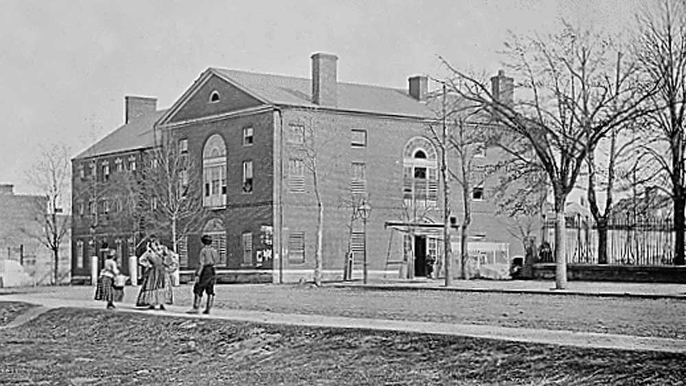 আমেরিকা-ব্রিটেন যুদ্ধে ক্ষতিগ্রস্ত হওয়ার পরে ৫ বছর ধরে নতুন করে তৈরি করা হয় ক্যাপিটল-কে। সে সময় ইউ এস কংগ্রেসের বৈঠক বসত ‘ওল্ড ব্রিক ক্যাপিটল’ ভবনে। মূল ক্যাপিটল ভবন সারাইয়ের পরে ‘ওল্ড ব্রিক ক্যাপিটল’ ব্যবহৃত হত নানা কাজে। সে সময় এর কিছু অংশ ব্যবহৃত হত বন্দিশালা হিসেবেও। যুদ্ধবন্দি, গুপ্তচর, শৃঙ্খলাভঙ্গের দায়ে অভিযুক্ত সেনা মতো স্পর্শকাতর অভিযুক্ত এবং দোষীদের জায়গা হত এই কারাগারে। পরে ১৯৩২ সালে সুপ্রিম কোর্ট তৈরির সময় বিলুপ্ত হয়ে যায় ‘ওল্ড ব্রিক ক্যাপিটল’-এর অস্তিত্ব।