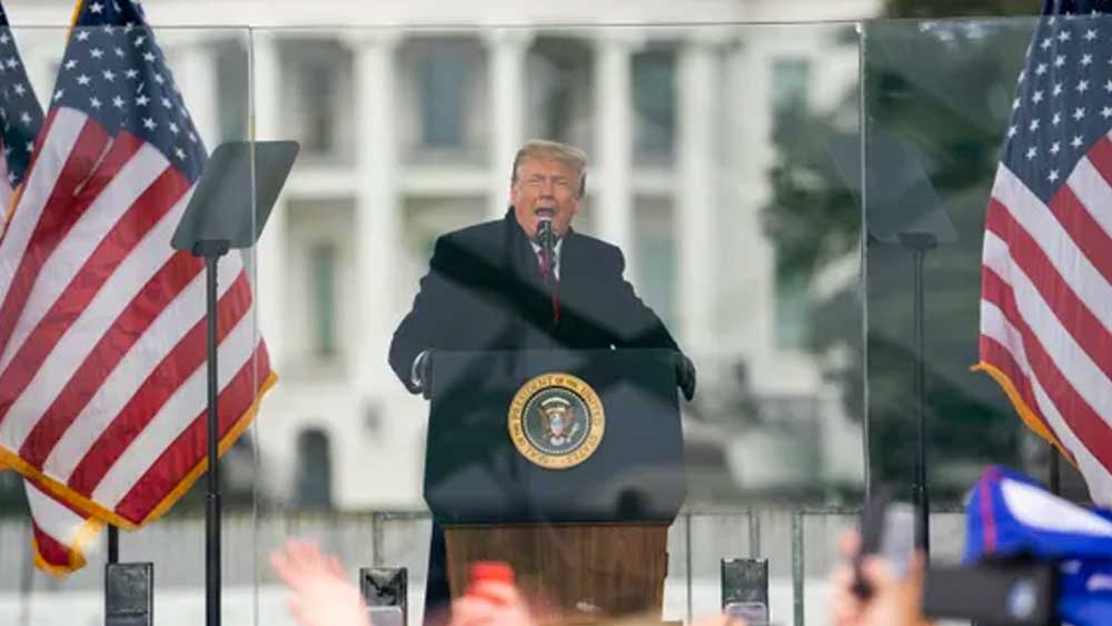 অতিমারি কাটিয়ে নতুন বছরের শুরুতেই আমেরিকার ঐতিহাসিক ক্যাপিটল বিল্ডিং রণক্ষেত্রের চেহারা নিল। বুধবার, কয়েক হাজার ট্রাম্প সমর্থক স্লোগান তুলে ক্যাপিটল বিল্ডিংয়ে জোর করে ঢুকে পড়ার চেষ্টা করে।বিক্ষোভকারীদের সঙ্গে দফায় দফায় সংঘর্ষ হয় পুলিশের। বিক্ষোভকারীরা পুলিশের ব্যারিকেড ভেঙে ক্যাপিটল বিল্ডিংয়ে জোর করে ঢোকার চেষ্টা করতেই অগ্নিগর্ভ হয়ে ওঠে গোটা চত্বর।