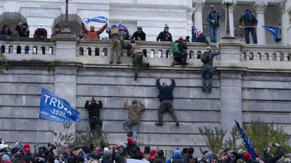 পুলিশ সূত্রের খবর, ক্যাপিটল বিল্ডিংয়ে হাউস অব রিপ্রেজেন্টেটিভ এবং সেনেটের বৈঠক চলছিল আমেরিকার প্রেসিডেন্ট নির্বাচনের ফলাফলের চূড়ান্ত সিলমোহরের বিষয়টি নিয়ে। তখনই কয়েক হাজার ট্রাম্প-সমর্থক ক্যাপিটল বিল্ডিং ঘিরে ফেলে। জোর করে ঢুকে পড়ার চেষ্টা করে। এই ঘটনার পরই পোটোম্যাক নদীর কাছে গোটা ক্যাপিটল বিল্ডিং চত্বর নিরাপত্তার বলয়ে মুড়ে ফেলা হয়েছে।