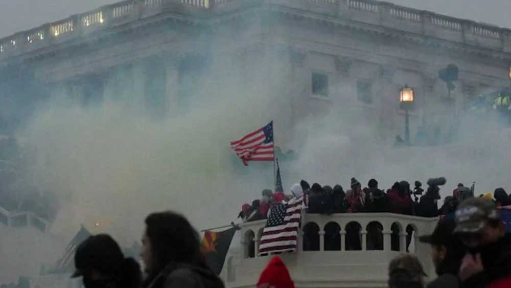 নজিরবিহীন এই ঘটনায় প্রাণ হারিয়েছেন ৪ জন। গ্রেফতার অন্তত ৫০। ট্রাম্পভক্তদের এই আচরণে বিশ্বজুড়ে নিন্দার ঝড় উঠেছে। এই ঘটনার পরে আমেরিকার গণতন্ত্রে কালো দিনগুলির তালিকায় আরও একটি দিন বাড়ল। এমনই দাবি এখন ঘুরপাক খাচ্ছে সোশ্যাল মিডিয়ায়।