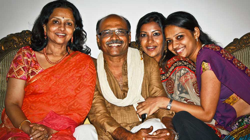 ১৯৫১ সালে রামাস্বামী আইয়েঙ্গার গোপীনাথের জন্ম কর্নাটকের ছোট গ্রাম গরুরে। ৮ ভাইবোনের মধ্যে তিনি ছিলেন দ্বিতীয়। বাবা ছিলেন শিক্ষক।