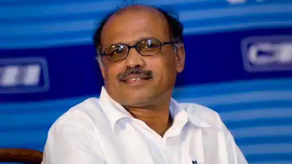 ইন্ডিয়ান মিলিটারি অ্যাকাডেমি থেকে স্নাতক হন এবং জীবনের ৮ বছর ভারতীয় সেনাবাহিনীতে ছিলেন গোপিনাথ। মাত্র ২৮ বছর বয়সে সেনাবাহিনী থেকে অবসর নিয়ে সম্পূর্ণ আলাদা দৃষ্টিভঙ্গিতে নিজের জীবন কাটাতে শুরু করেন।