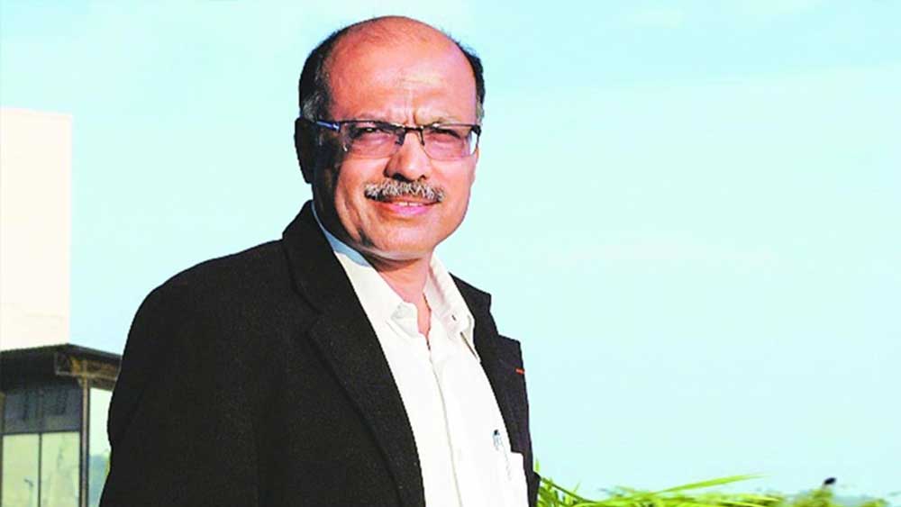 কখনও তিনি দুধের ব্যবসা করেছেন, কখনও রেশম চাষ করেছেন, তো কখনও পোলট্রি ফার্ম খুলেছেন। আবার কখনও এ সব তুলে দিয়ে হোটেল ব্যবসায় বিনিয়োগ করেছেন। এক সময় আবার এনফিল্ড বাইকের ডিলার হয়েছিলেন। তবে শেষে তিনি বিমান পরিষেবাতেই মনোনিবেশ করেন।